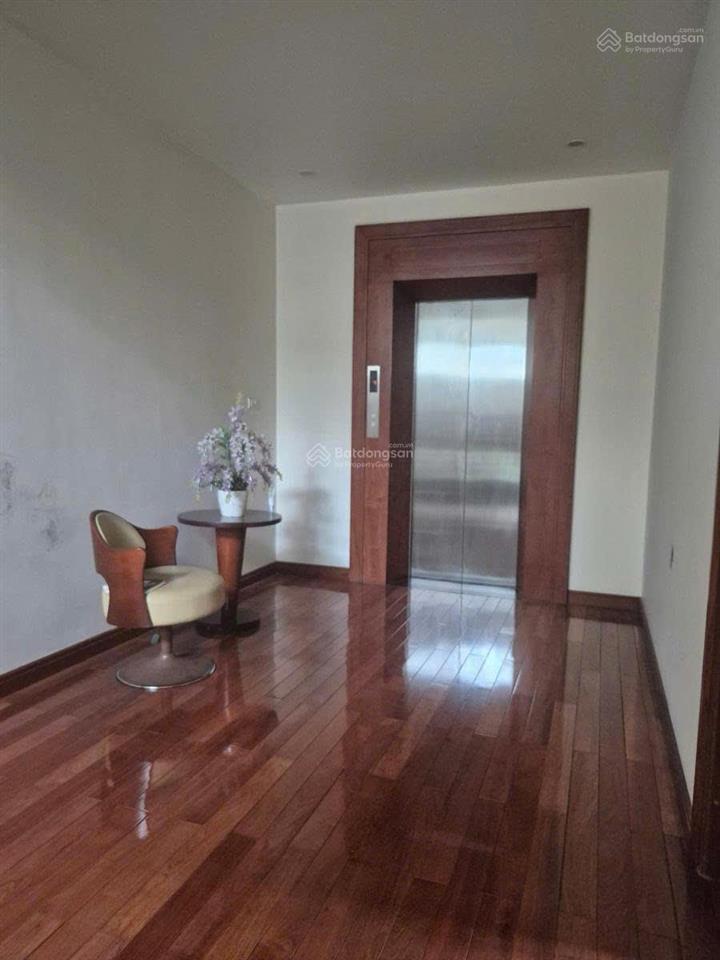 Giá tốt vườn đào, 210m2  vườn hoa, tầng hầm, gara, nội thất full  chủ cần bán gấp