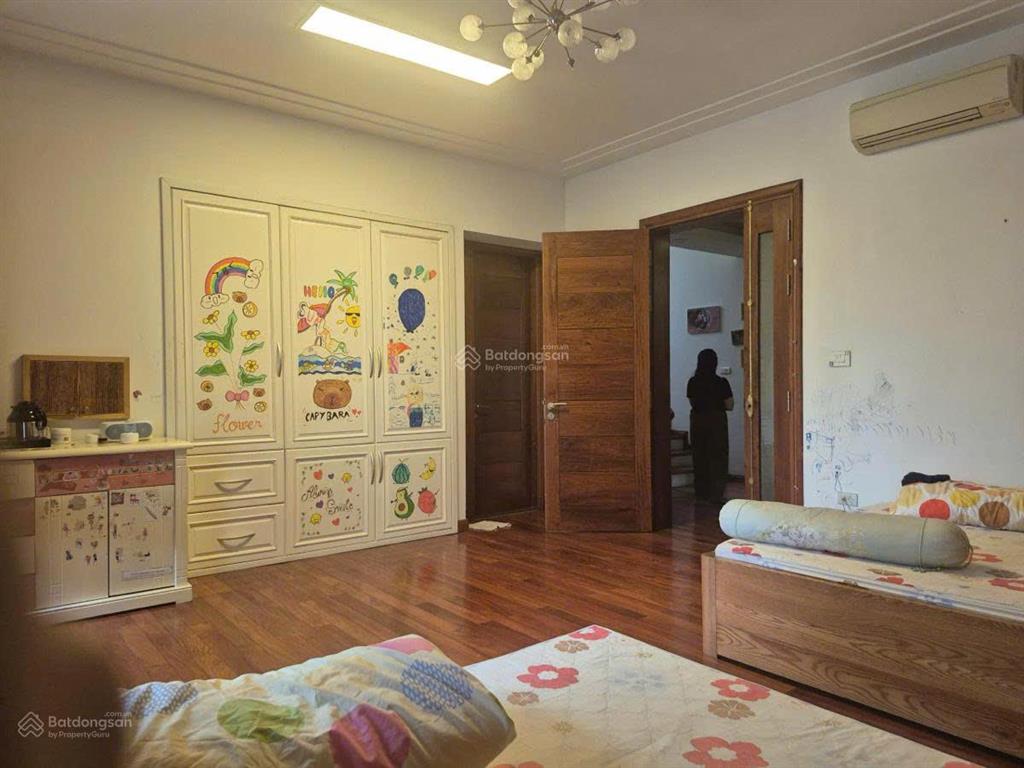 Giá tốt vườn đào, 210m2  vườn hoa, tầng hầm, gara, nội thất full  chủ cần bán gấp