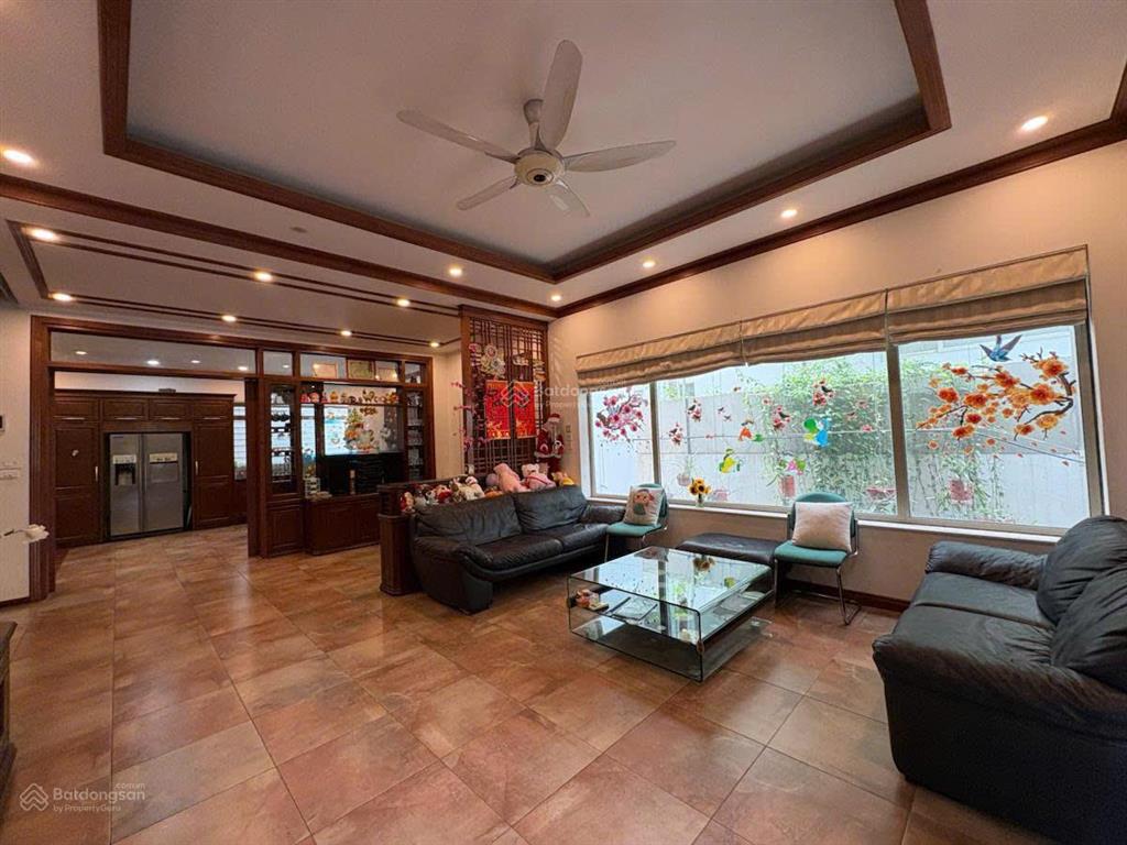 Giá tốt vườn đào, 210m2  vườn hoa, tầng hầm, gara, nội thất full  chủ cần bán gấp