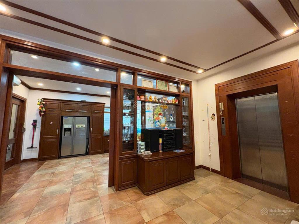 Giá tốt vườn đào, 210m2  vườn hoa, tầng hầm, gara, nội thất full  chủ cần bán gấp
