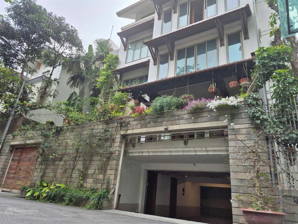 Giá tốt vườn đào, 210m2  vườn hoa, tầng hầm, gara, nội thất full  chủ cần bán gấp