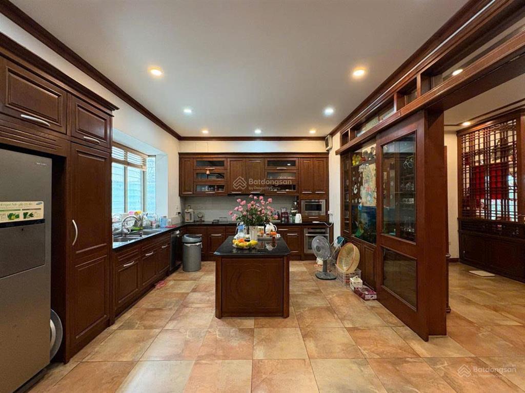 Giá tốt vườn đào, 210m2  vườn hoa, tầng hầm, gara, nội thất full  chủ cần bán gấp