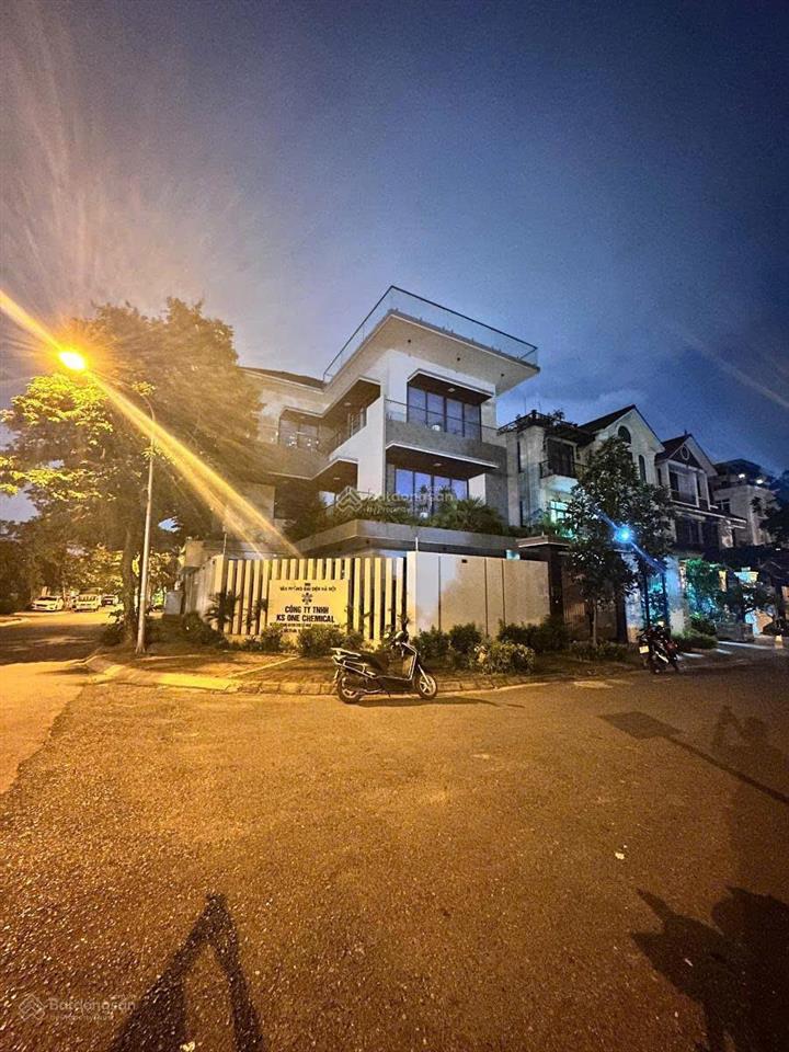 Biệt thự mặt phố  240m2 lô góc thang máy  mặt tiền 28m  mặt vườn hoa giá siêu tốt