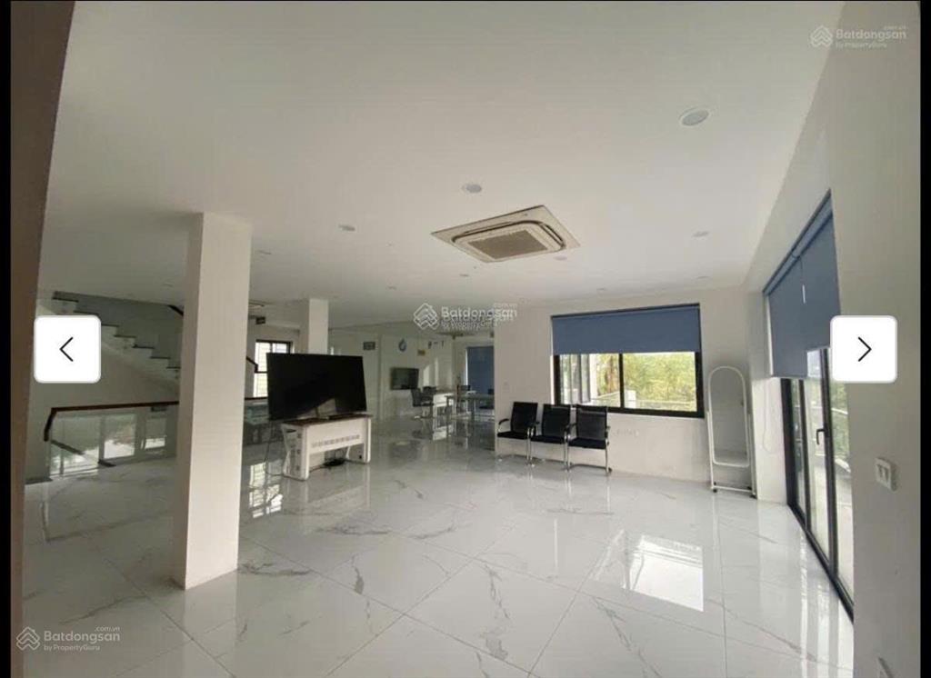 Biệt thự mặt phố  240m2 lô góc thang máy  mặt tiền 28m  mặt vườn hoa giá siêu tốt