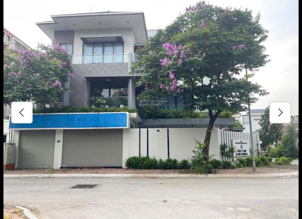 Biệt thự mặt phố  240m2 lô góc thang máy  mặt tiền 28m  mặt vườn hoa giá siêu tốt
