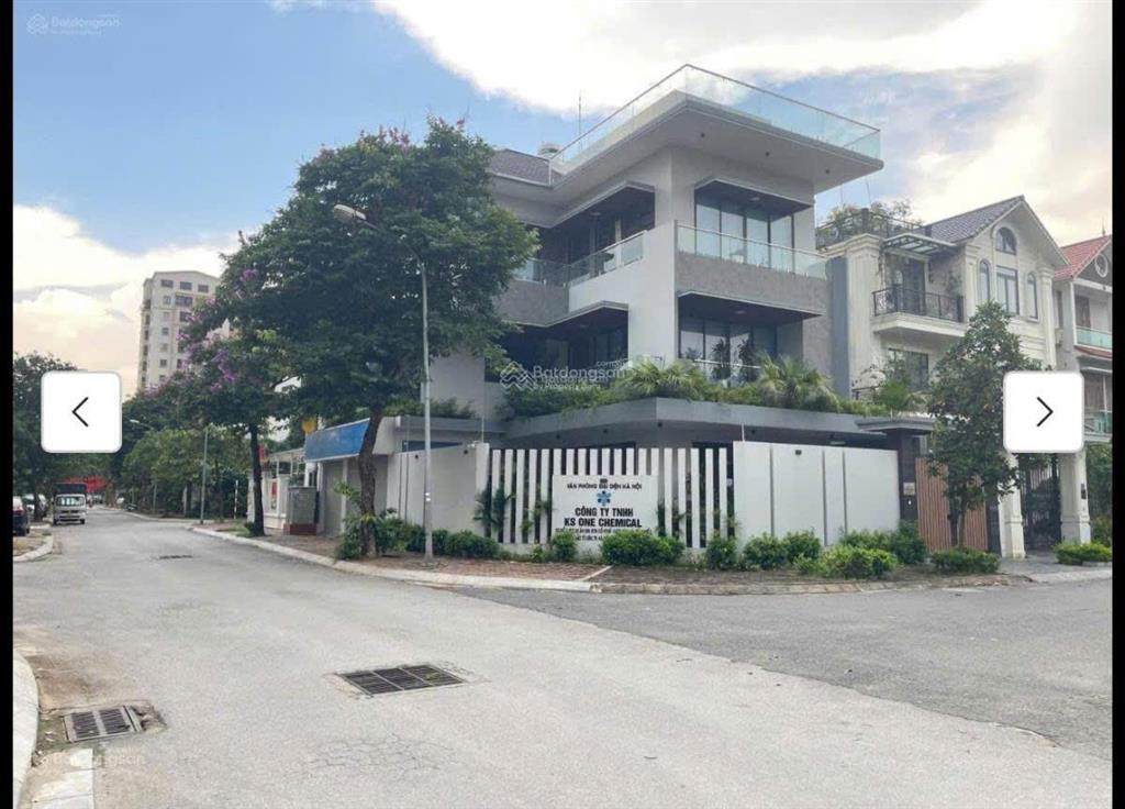 Biệt thự mặt phố  240m2 lô góc thang máy  mặt tiền 28m  mặt vườn hoa giá siêu tốt