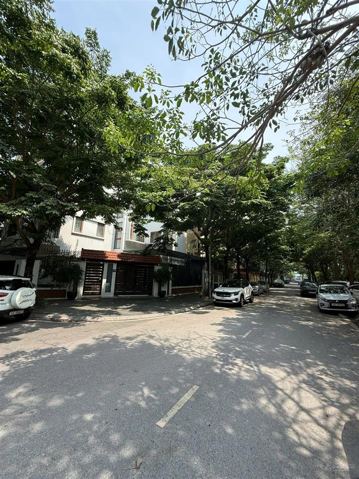 Lô góc  biệt thự đẹp  200m2, 2 mặt đường kinh doanh gần hồ, công viên