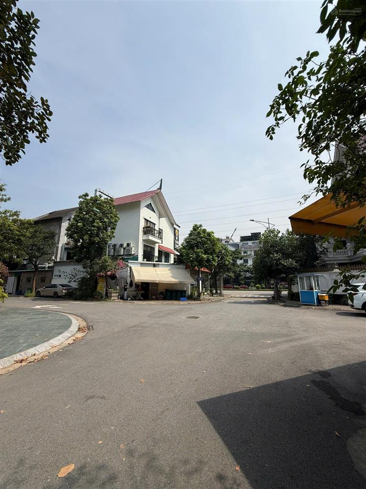 Siêu phẩm lô góc 3 mặt đường rộng 40m 100m mặt hồ  cả khu chỉ có 1 căn