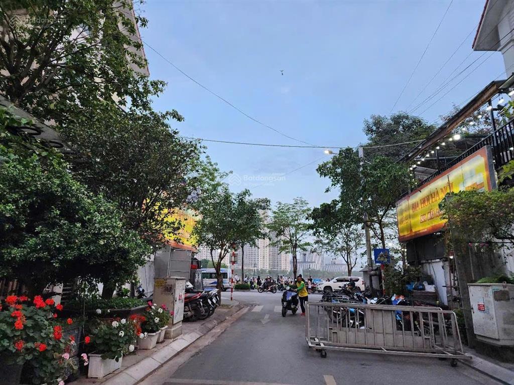 Siêu hiếm view hồ  cách hồ 20m 220m²  4 tầng full nội thất thang máy