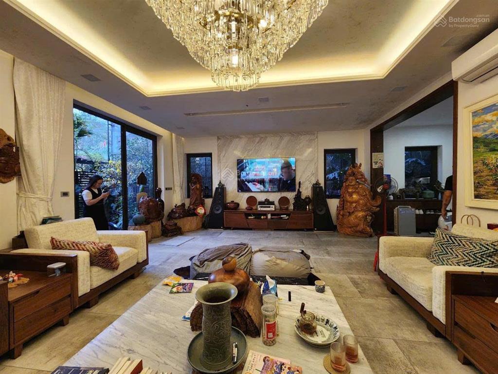 Siêu hiếm view hồ  cách hồ 20m 220m²  4 tầng full nội thất thang máy
