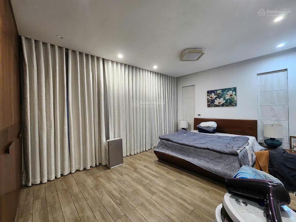 Siêu hiếm view hồ  cách hồ 20m 220m²  4 tầng full nội thất thang máy