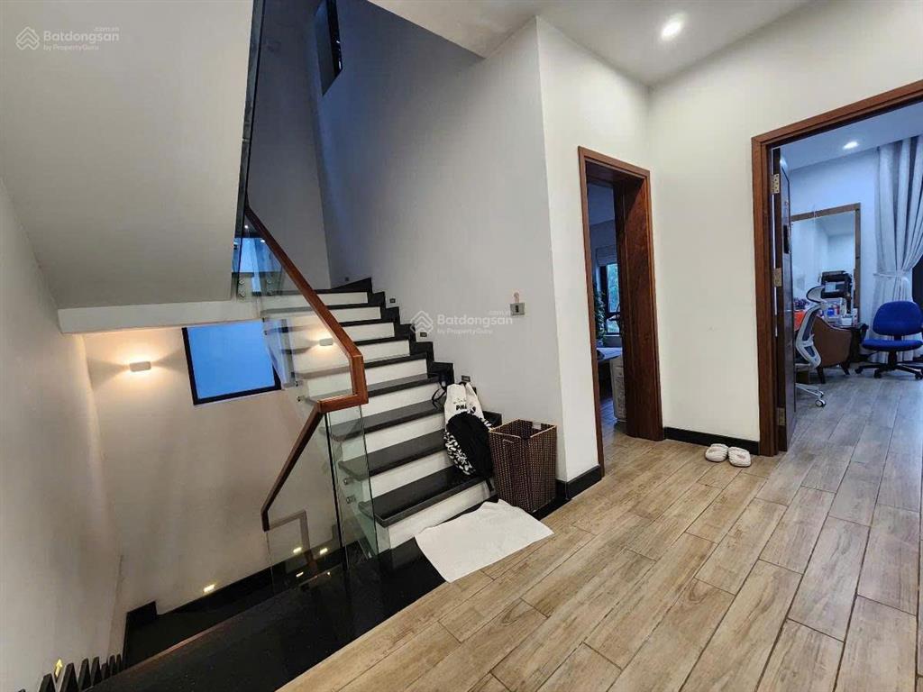 Siêu hiếm view hồ  cách hồ 20m 220m²  4 tầng full nội thất thang máy