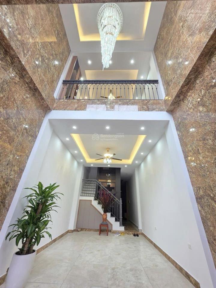 Phân lô hoàng quốc việt  ô tô  ngõ 5m  2 thoáng  thang máy  full nội thất