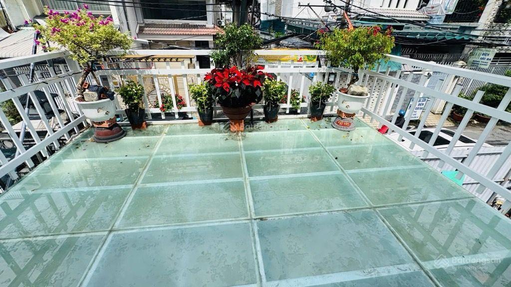 Thanh khoản 8tỷ6 nhà 2 tầng xe hơi đỗ cửa chỉ cách quận 1 qua 1 cây cầu