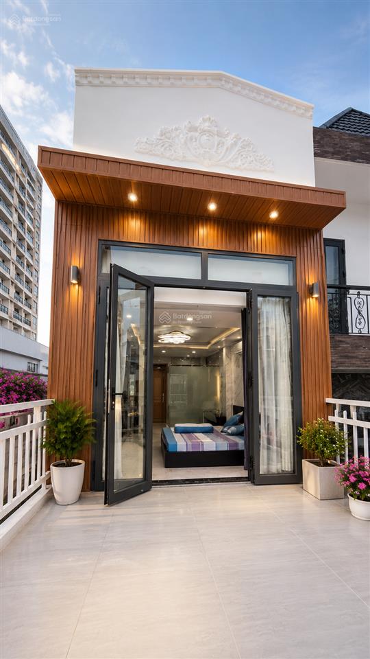 Thanh khoản 8tỷ6 nhà 2 tầng xe hơi đỗ cửa chỉ cách quận 1 qua 1 cây cầu