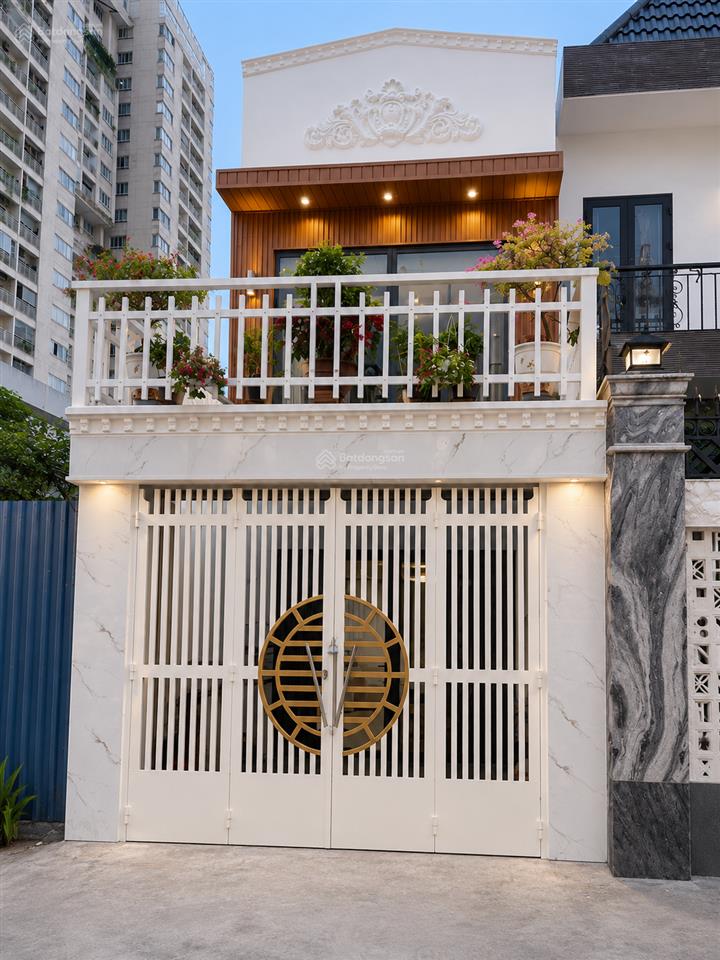 Thanh khoản 8tỷ6 nhà 2 tầng xe hơi đỗ cửa chỉ cách quận 1 qua 1 cây cầu