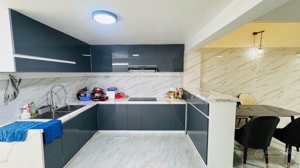 Thanh khoản 8tỷ6 nhà 2 tầng xe hơi đỗ cửa chỉ cách quận 1 qua 1 cây cầu