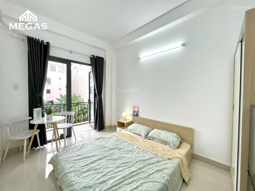 Studio full nội thất thang máy ban công