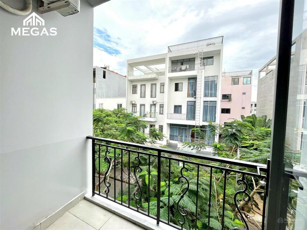 Studio full nội thất thang máy ban công