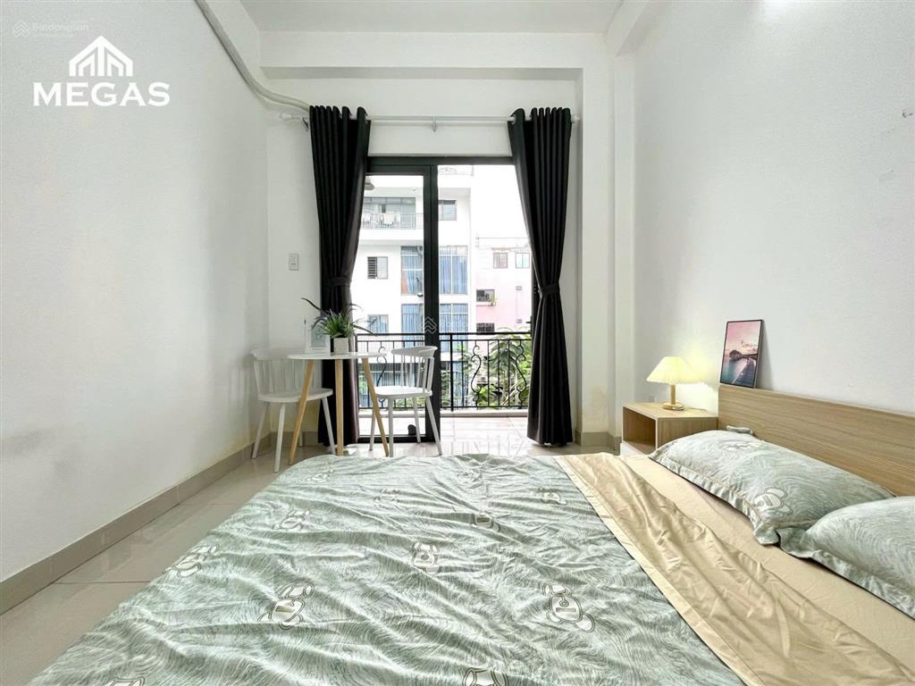 Studio full nội thất thang máy ban công