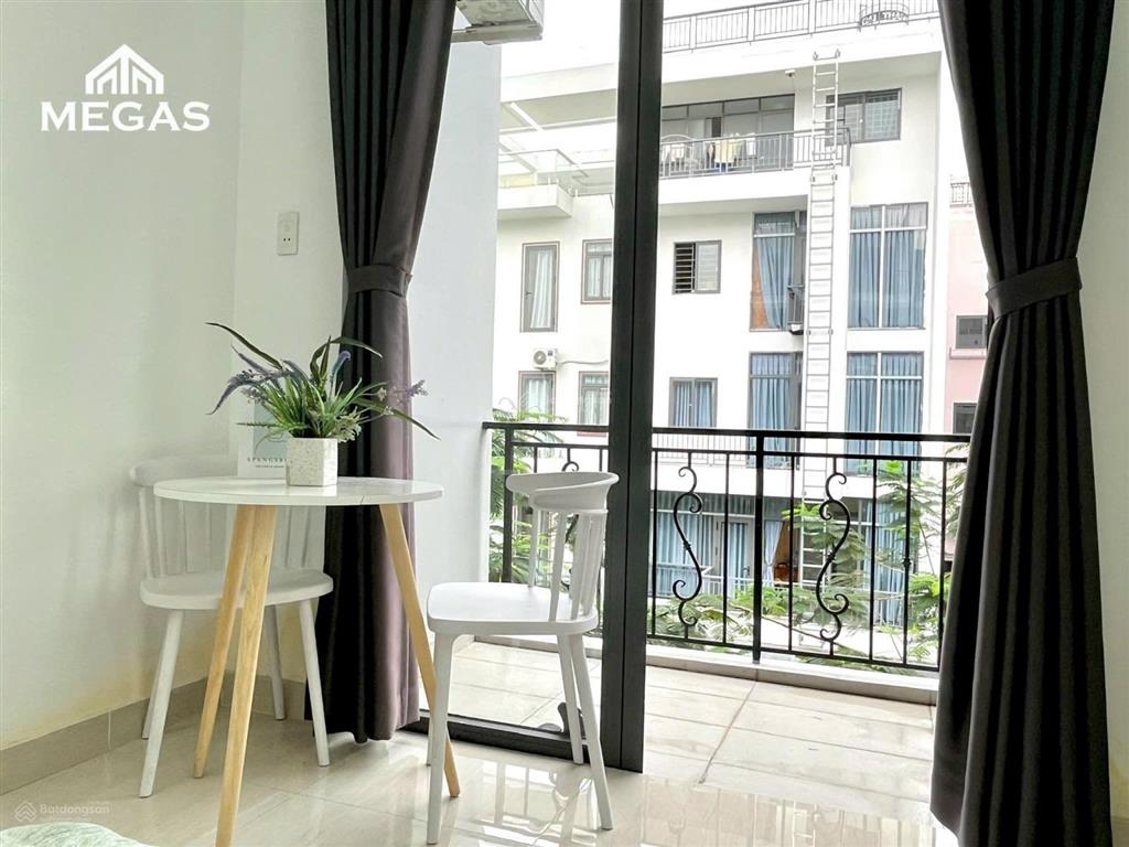 Studio full nội thất thang máy ban công