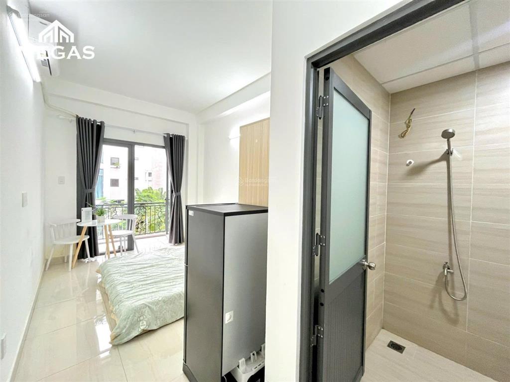 Studio full nội thất thang máy ban công