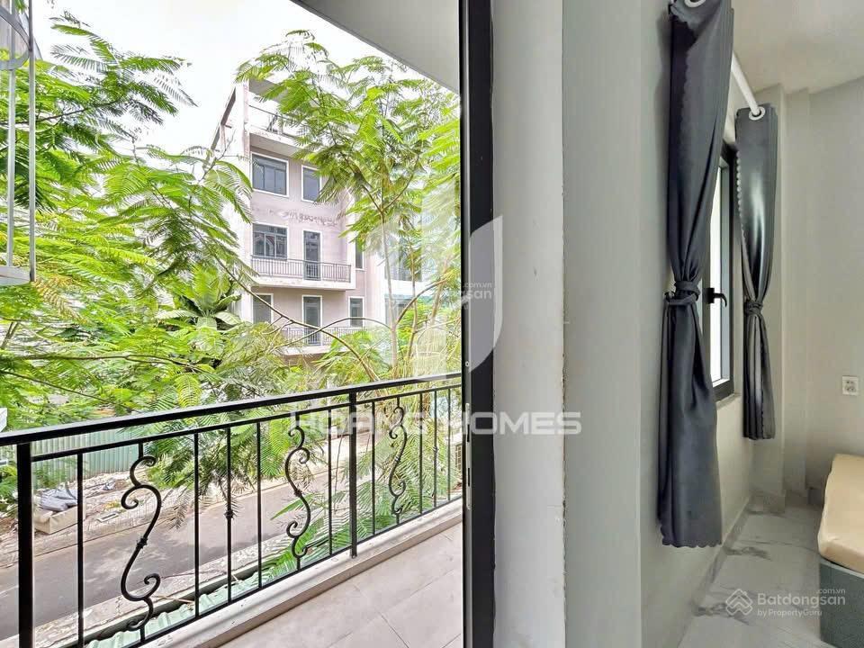 Studio ban công thang máy full nội thất