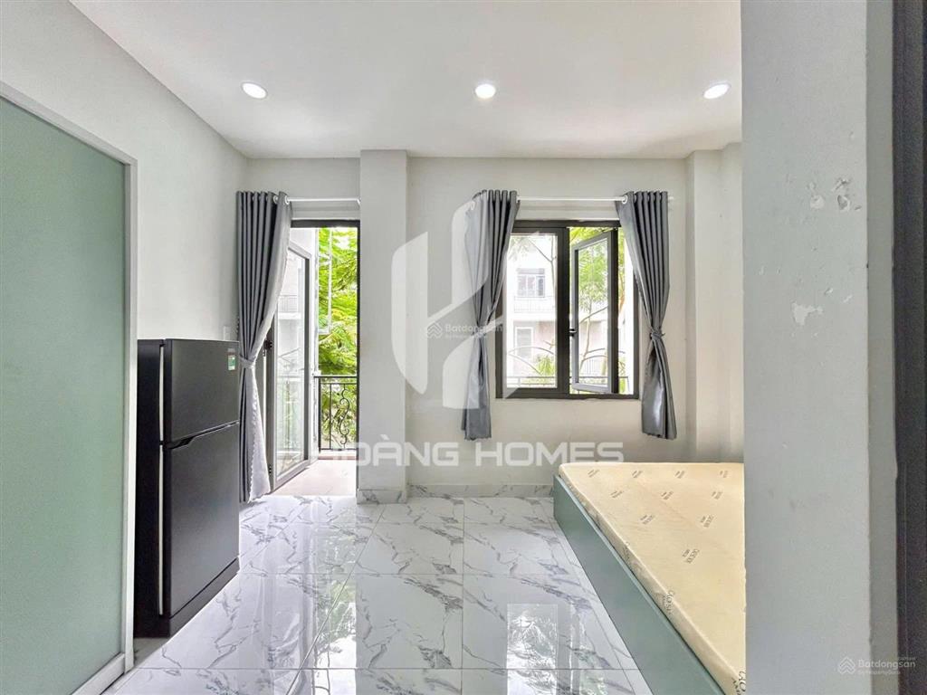 Studio ban công thang máy full nội thất