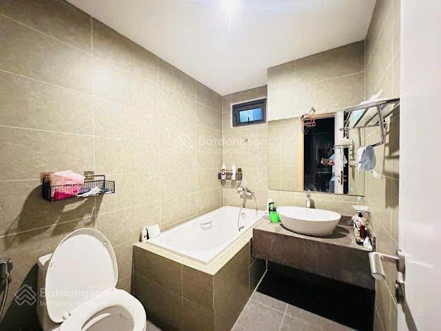 Bán chcc flc thiết kế 2pn, 96m2, tầng cao, căn góc, ban công đông nam, giá 10,4 tỷ.