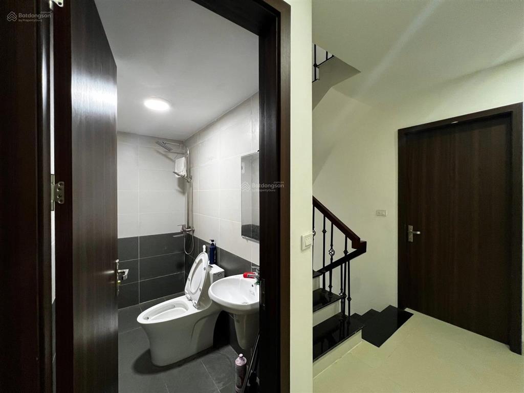 Cho thuê nhà 5 tầng 54m2 ở vin 3, 11 triệu/ tháng đã bao phí quản lý