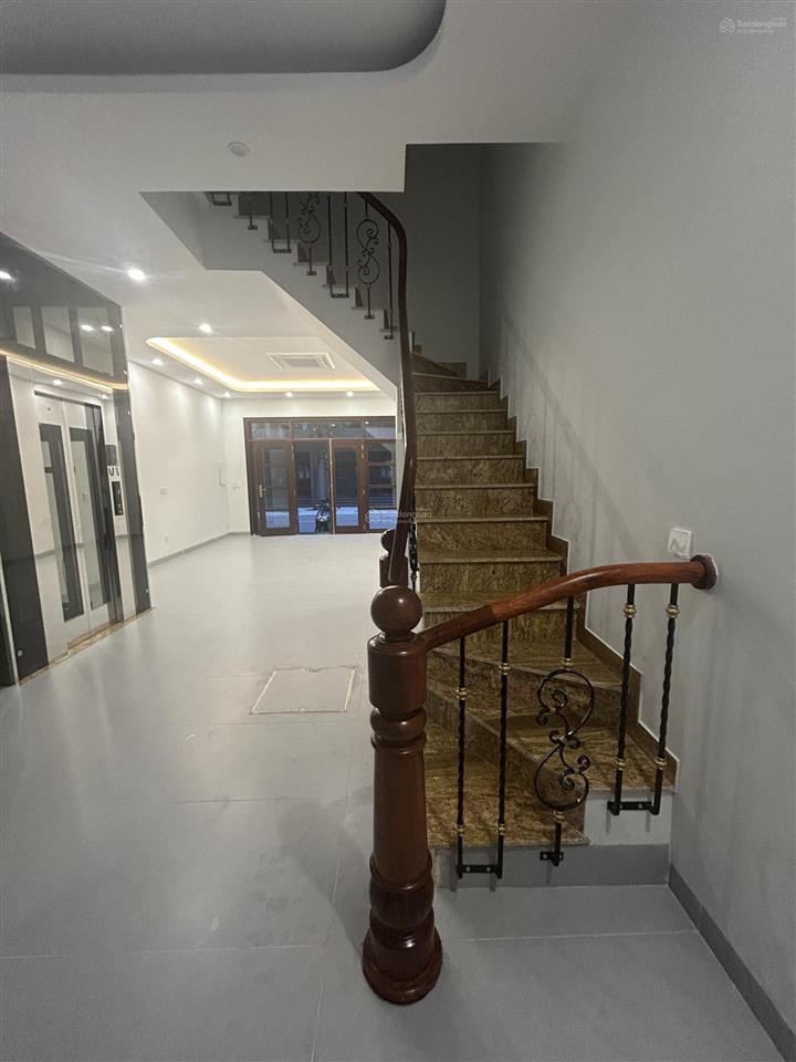 15 triệu/1 tháng (bao phí) nhà 5 tầng, vin 3, có thang máy