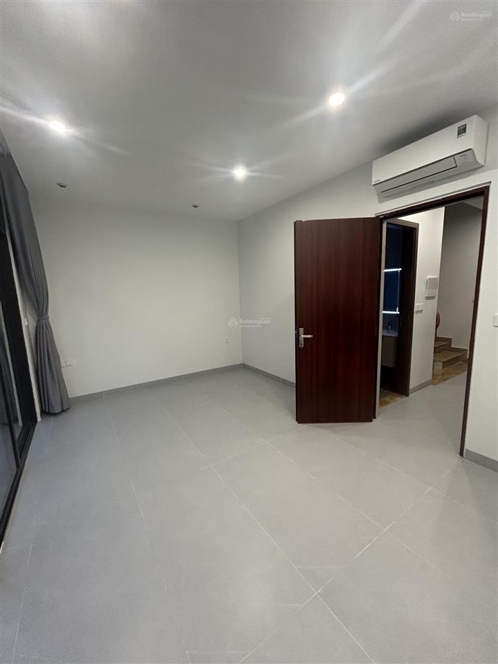 15 triệu/1 tháng (bao phí) nhà 5 tầng, vin 3, có thang máy