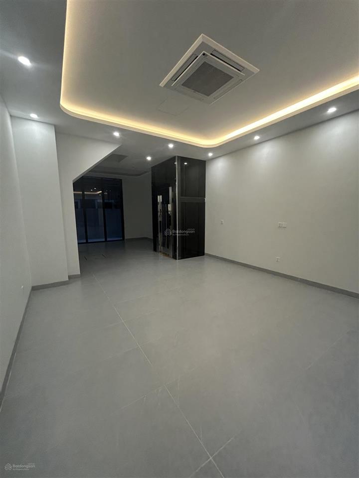 15 triệu/1 tháng (bao phí) nhà 5 tầng, vin 3, có thang máy