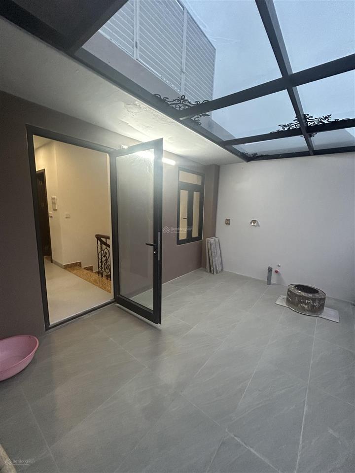 15 triệu/1 tháng (bao phí) nhà 5 tầng, vin 3, có thang máy