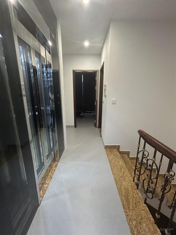 15 triệu/1 tháng (bao phí) nhà 5 tầng, vin 3, có thang máy