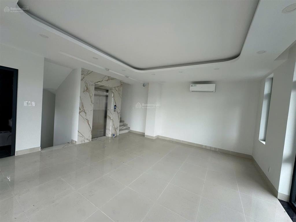 Cho thuê nhà 2 mặt tiền 4 tầng 600m2 sàn trống suốt có thang máy và hầm q2 giá 50 triệu