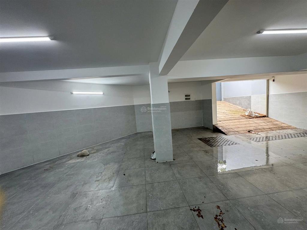 Cho thuê nhà 2 mặt tiền 4 tầng 600m2 sàn trống suốt có thang máy và hầm q2 giá 50 triệu
