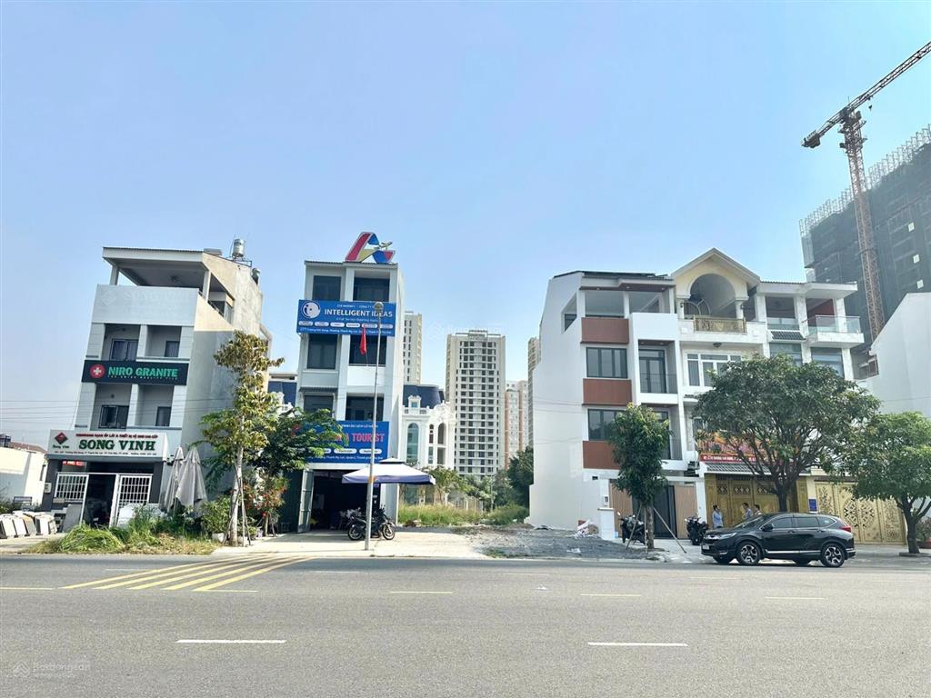 Cho thuê nhà mặt tiền 1 trệt 3 lầu trương văn bang, 50 triệu, 100m2, 5pn, 7wc, có thang máy