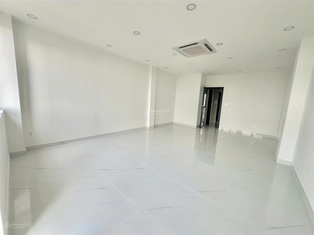 Cho thuê nhà mặt tiền 1 trệt 3 lầu trương văn bang, 50 triệu, 100m2, 5pn, 7wc, có thang máy