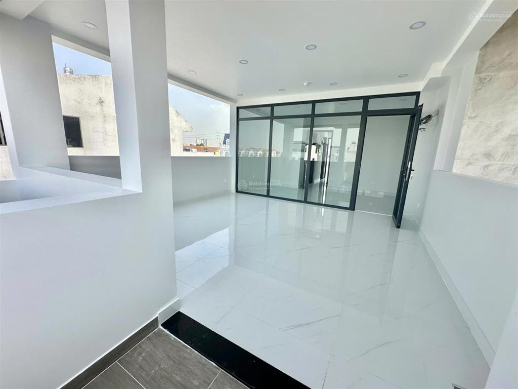 Cho thuê nhà mặt tiền 1 trệt 3 lầu trương văn bang, 50 triệu, 100m2, 5pn, 7wc, có thang máy