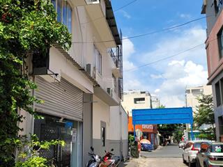 Chia sẻ diện tích tầng 2,đèn chiếu sáng văn phòng, bàn ghế, kệ tủ hồ sơ. có ban công, cửa sổ.