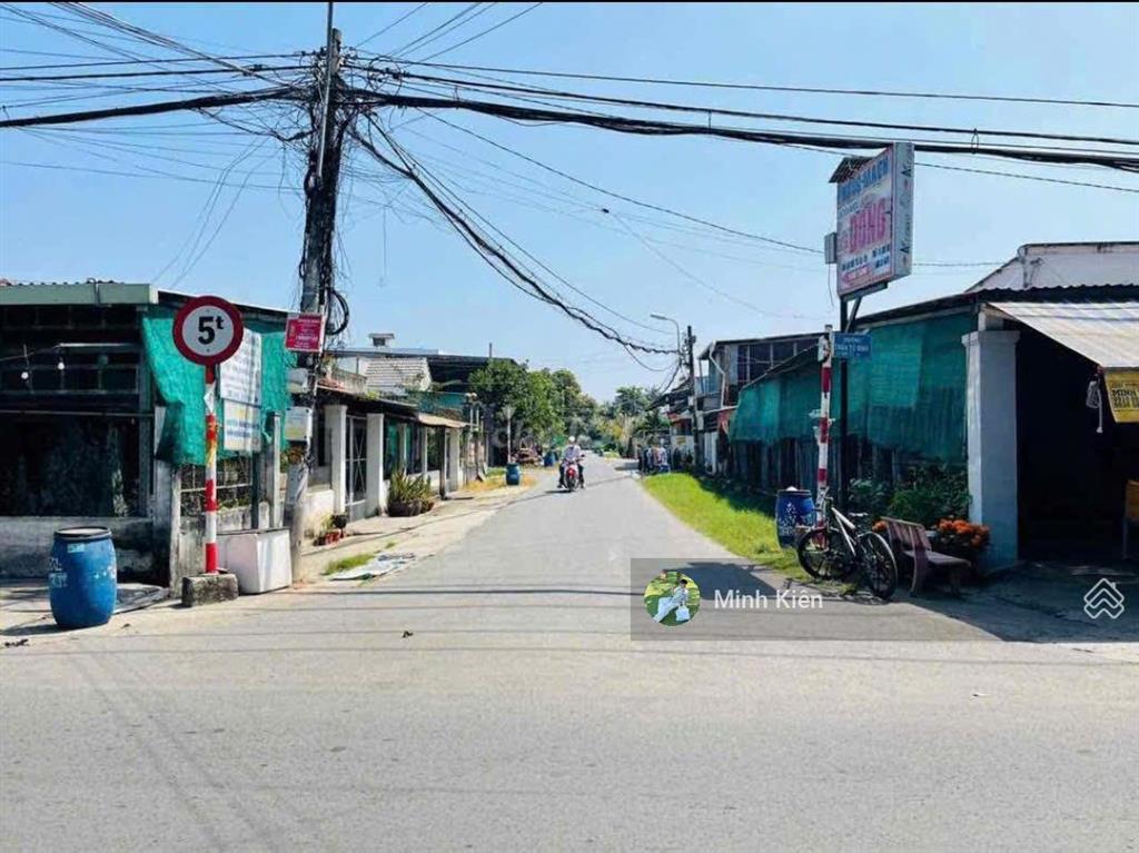 Còn 1 lô duy nhất nằm ngay trung tâm trảng bàng dt 134m2 giá 950tr , sổ riêng, pháp lý chuẩn chỉnh.
