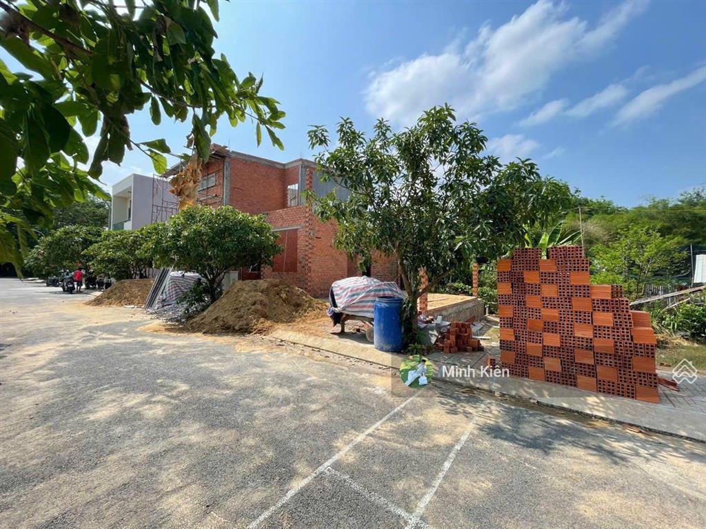 Chủ cần tiền nên bán lại lô đất cực đẹp ngay đ trần văn mười xã bà điểm , giá 1 tỷ 7 , dt 119m2.