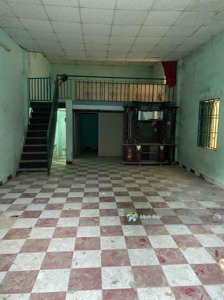 Nhà để lâu không ai quản lý nên chủ để giá rẻ chỉ 1 tỷ 6 , dt 79m2 , sổ riêng , đ nguyễn thị sóc .