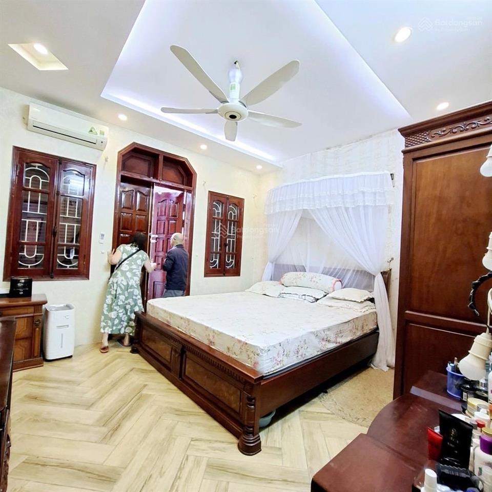 Gấp  bán nhà lạc long quân, 65m, 5tầng, mt 5m, ngõ nông, oto đỗ cửa, 2 thoáng  chỉ 17.tỷ