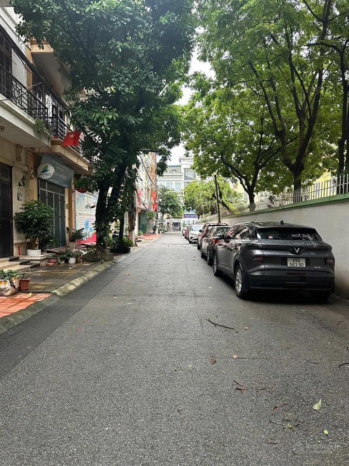 Bán nhà phân lô mai dịch 70m x 6 tầng thang máy, trước nhà 3 ô tô tránh, giá hơn 20 tỷ