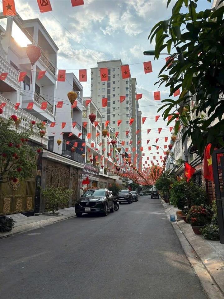 Hẻm ô tô thông dương quảng hàm gần emart. 100m25 tầng.