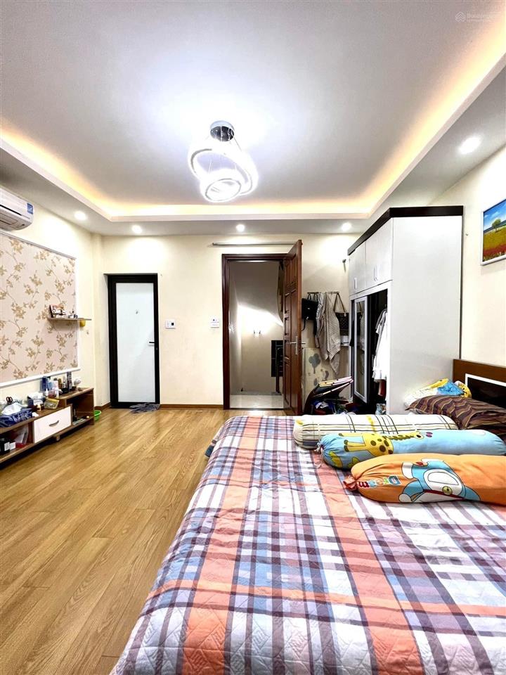 Bán nhà quần ngựa, khu vip hiếm nhà bán, ngõ to gần phố, có bãi gửi xe ngay nhà
