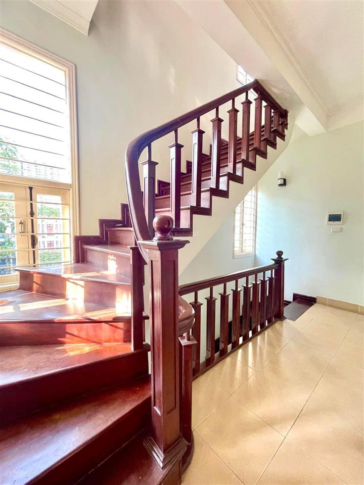 Bán nhà lô góc phố văn cao, 3 mặt thoáng, nhà khung cột dân xây, cách phố 50m, dt 42m2 chỉ 9 tỷ