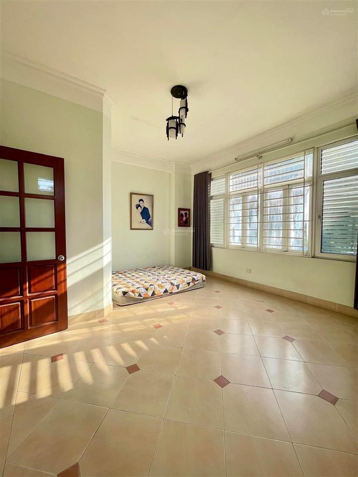 Bán nhà lô góc phố văn cao, 3 mặt thoáng, nhà khung cột dân xây, cách phố 50m, dt 42m2 chỉ 9 tỷ